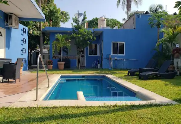 ¡Piscina! Con baños cercanos para que no tengas que volver a entrar a utilizar en caso del “llamado de la naturaleza”. Cuentas con espacios verdes alrededor de ella así como cocinas en el exterior por si quieres disfrutar de un compartir con tus familiares y amigos.