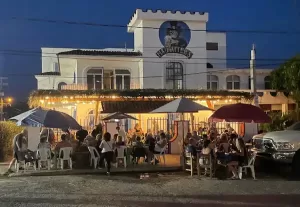 Madhatters Bar Barra de Navidad